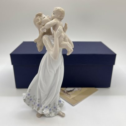 Статуэтка "Девушка с ребенком", фарфор, Pavone, Италия, 2025 г.