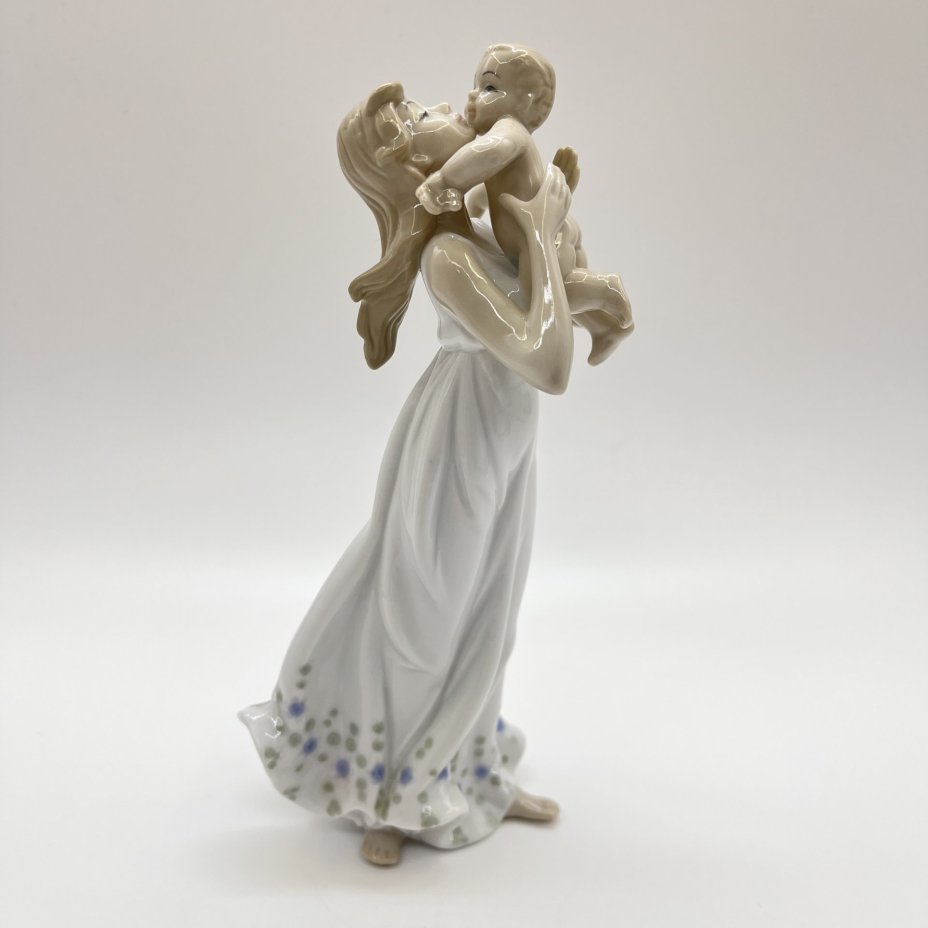 Статуэтка "Девушка с ребенком", фарфор, Pavone, Италия, 2025 г.