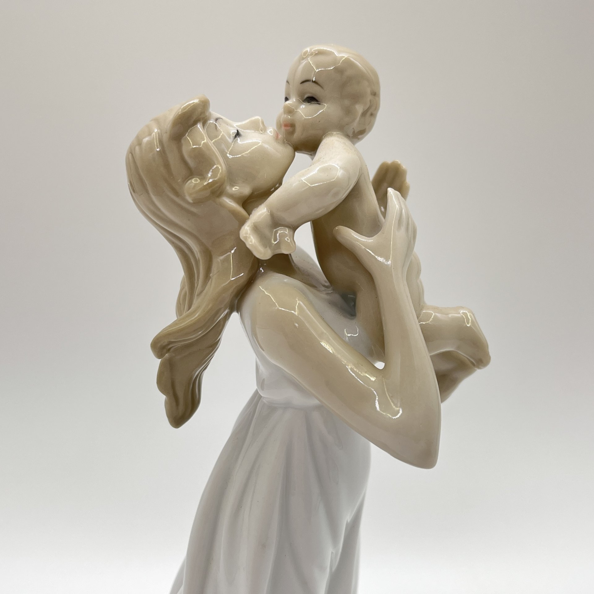 Статуэтка "Девушка с ребенком", фарфор, Pavone, Италия, 2025 г.