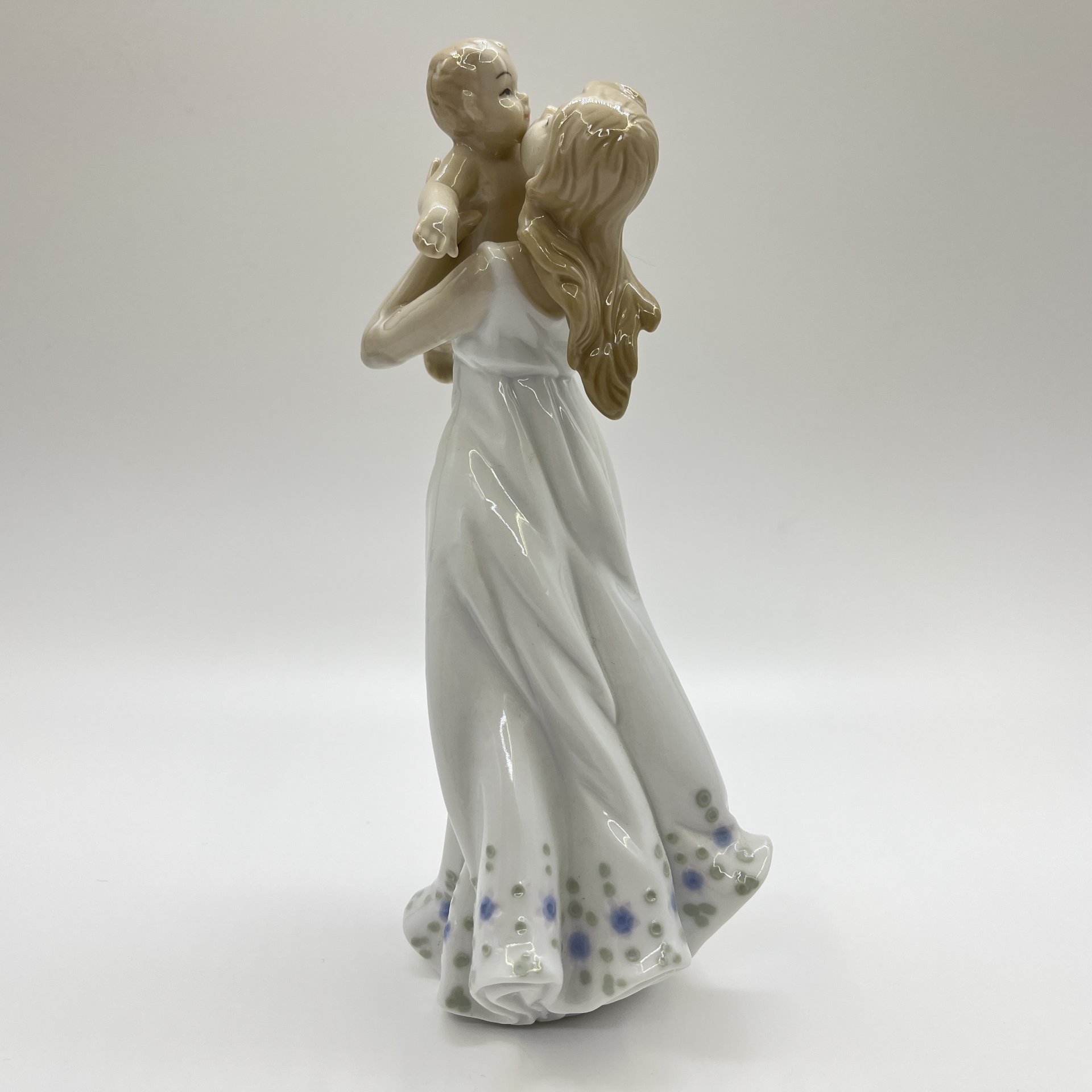 Статуэтка "Девушка с ребенком", фарфор, Pavone, Италия, 2025 г.