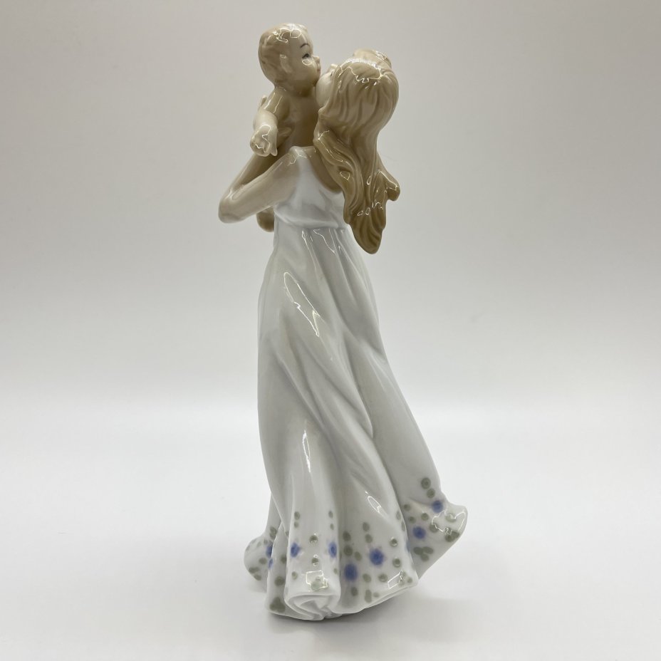 Статуэтка "Девушка с ребенком", фарфор, Pavone, Италия, 2025 г.