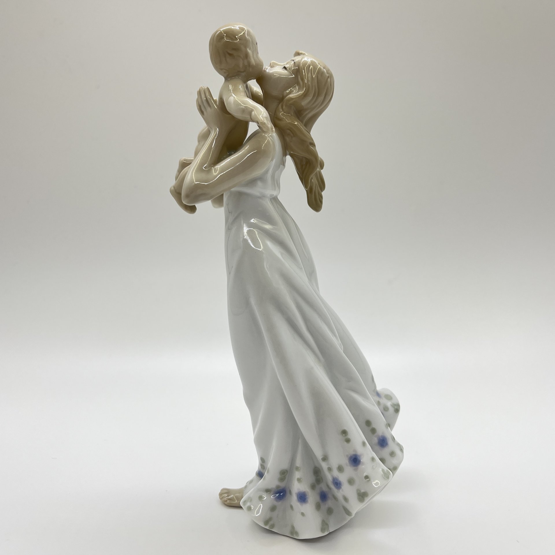Статуэтка "Девушка с ребенком", фарфор, Pavone, Италия, 2025 г.