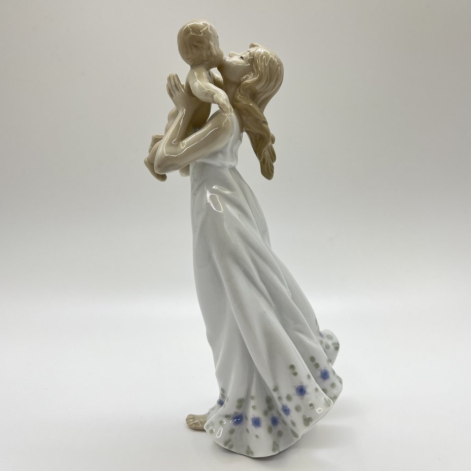 Статуэтка "Девушка с ребенком", фарфор, Pavone, Италия, 2025 г.