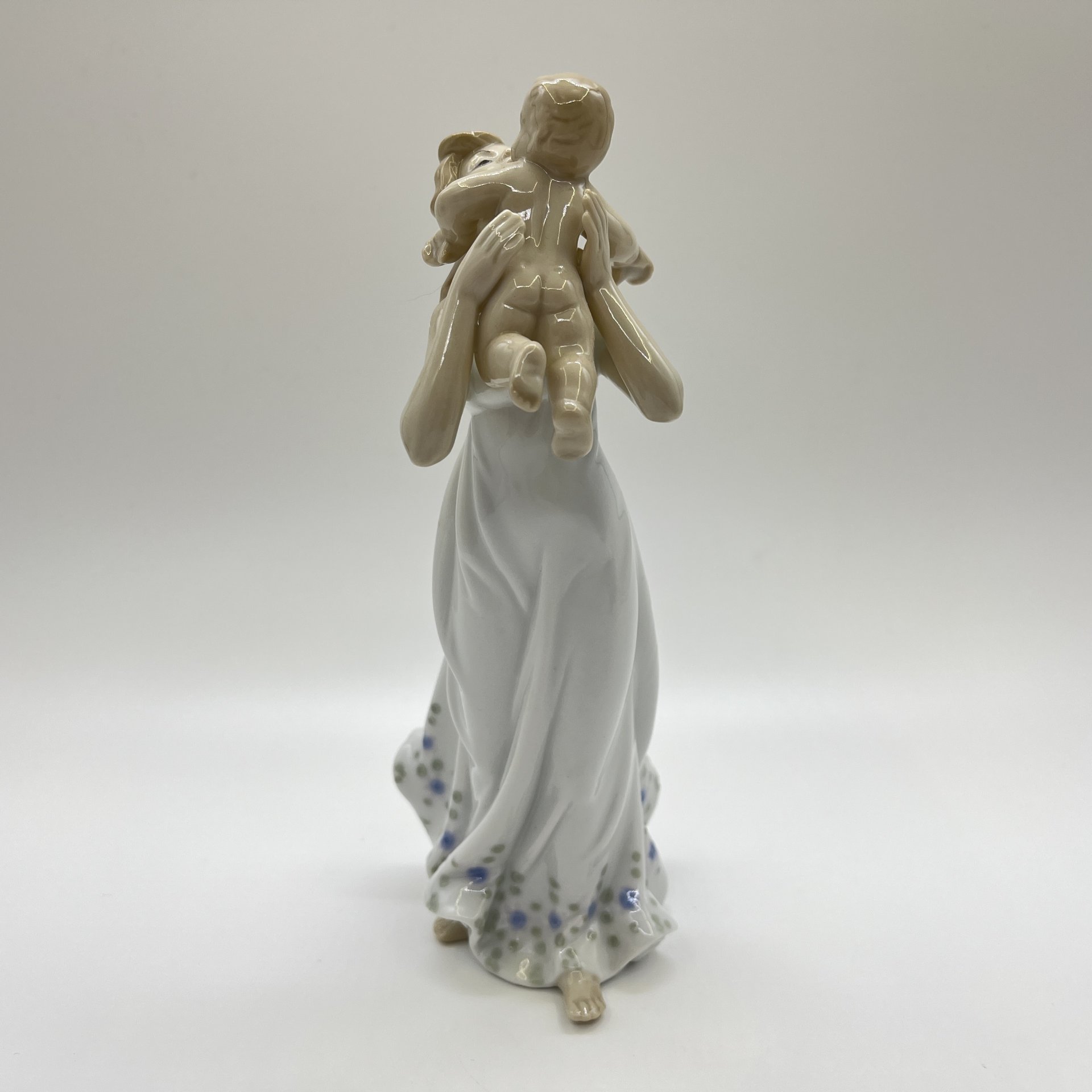 Статуэтка "Девушка с ребенком", фарфор, Pavone, Италия, 2025 г.