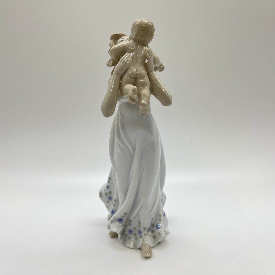 Статуэтка "Девушка с ребенком", фарфор, Pavone, Италия, 2025 г.