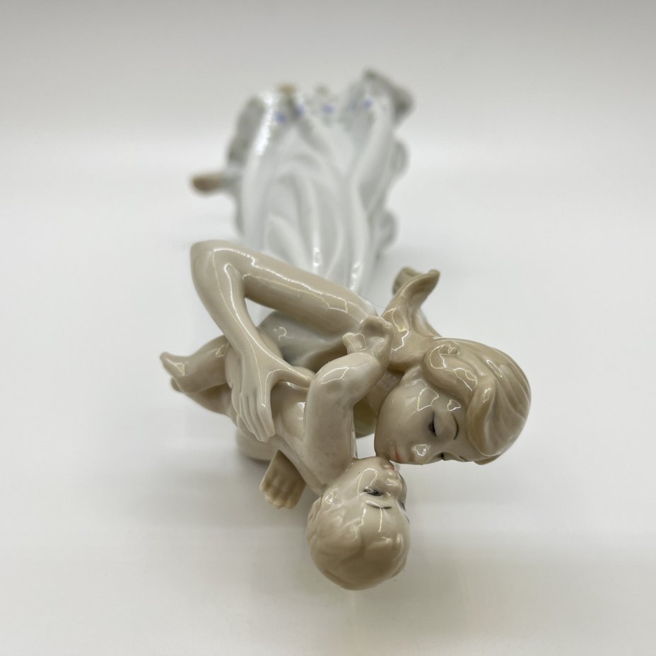 Статуэтка "Девушка с ребенком", фарфор, Pavone, Италия, 2025 г.