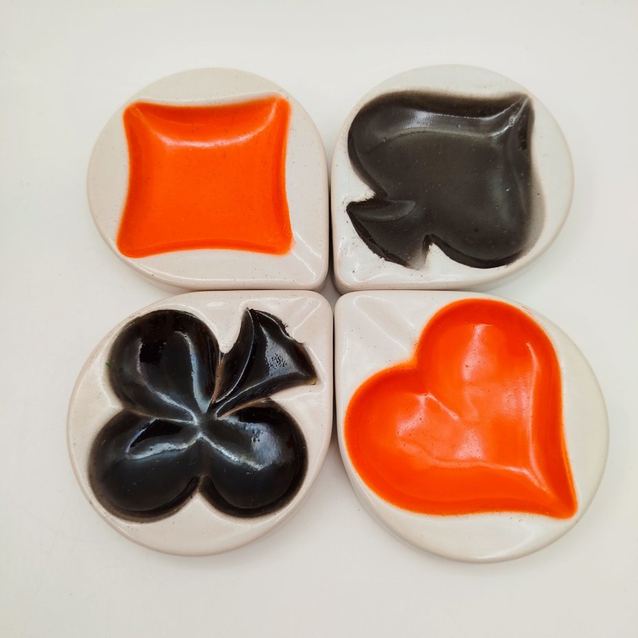 Набор из 4-х пепельниц в форме мастей игральных карт