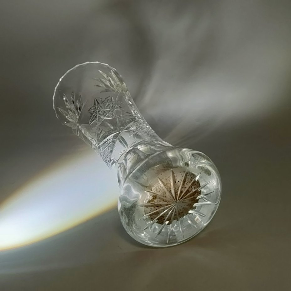 Ваза для цветов с резным декором