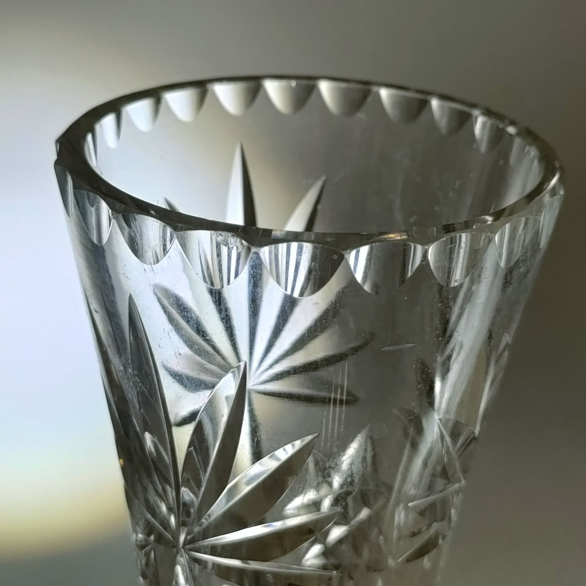 Ваза для цветов с резным декором, хрусталь, алмазная грань, СССР, 1960-1990 гг.