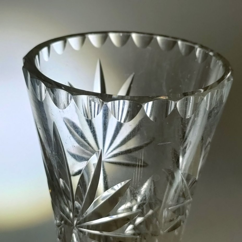 Ваза для цветов с резным декором