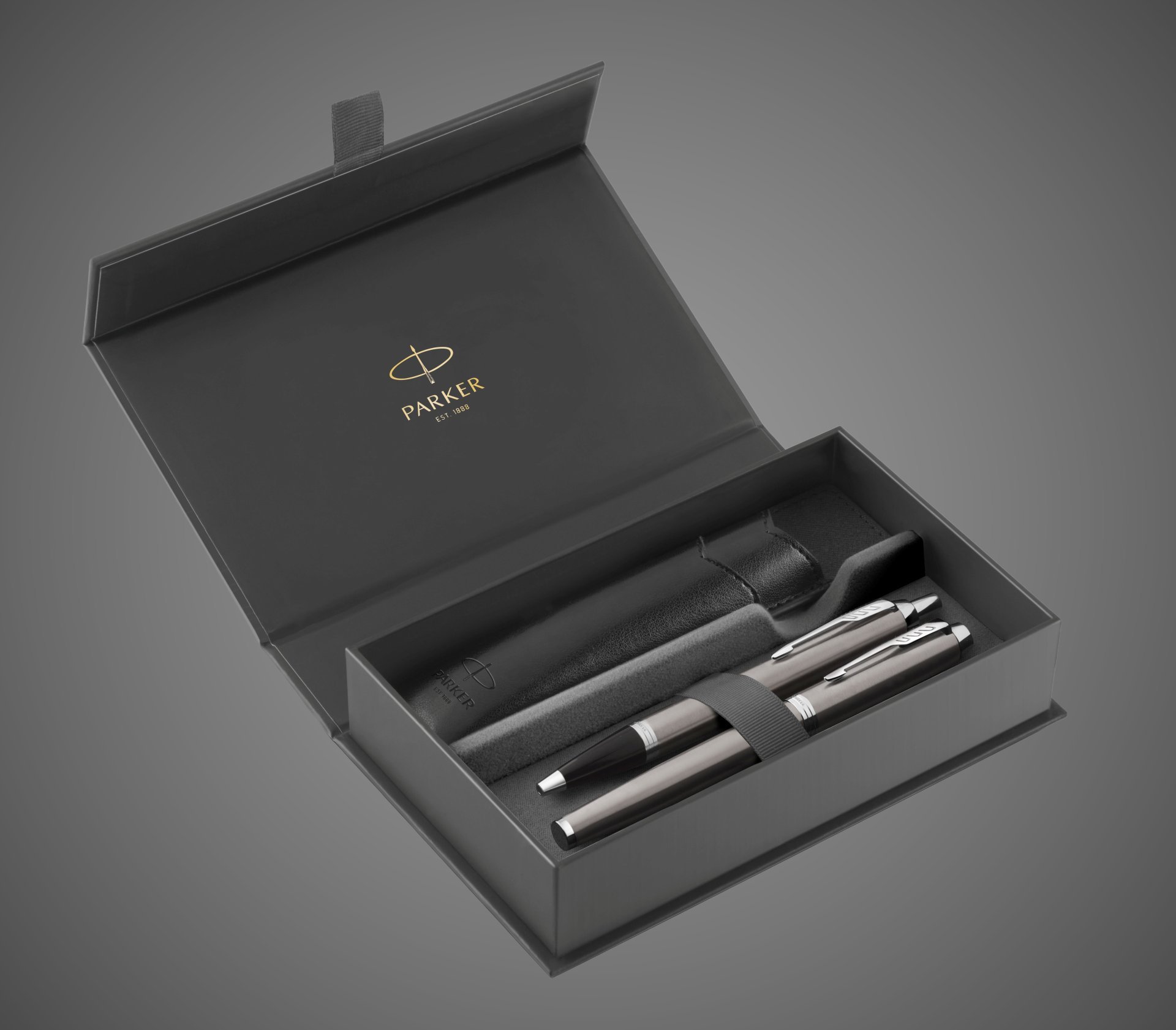 Набор из 2х ручек и чехла в подарочной коробке Parker "IM Stainless Steel CT". Шариковая и перьевая ручки, чехол экокожа, чернила син., стержень М, Лаки и смолы: лак, латунь