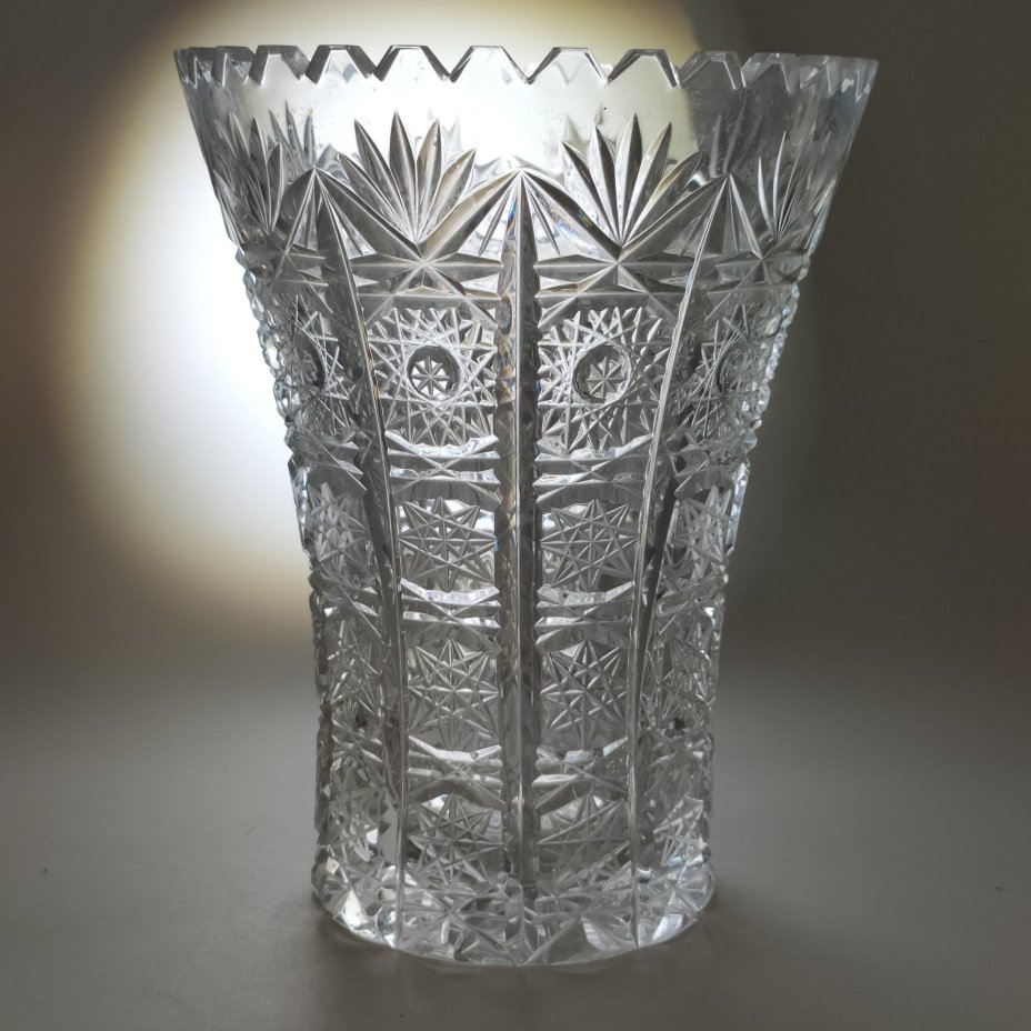 Ваза для цветов с резным геометрическим декором