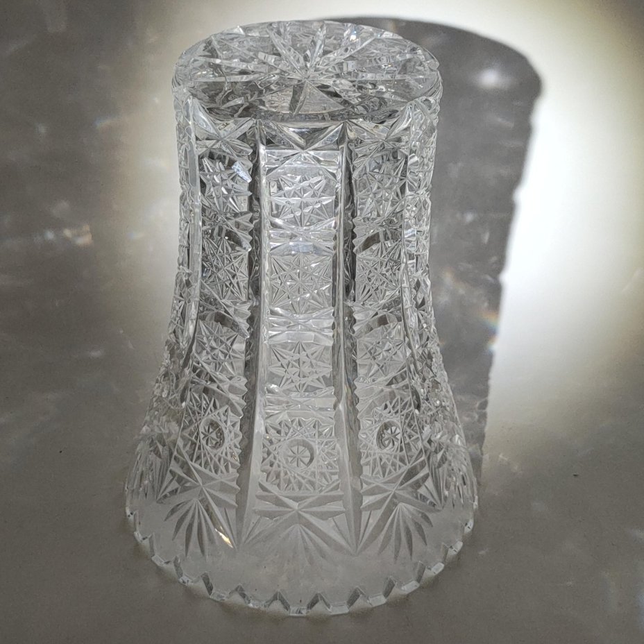 Ваза для цветов с резным геометрическим декором