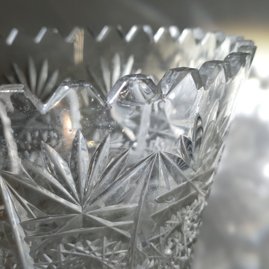 Ваза для цветов с резным геометрическим декором