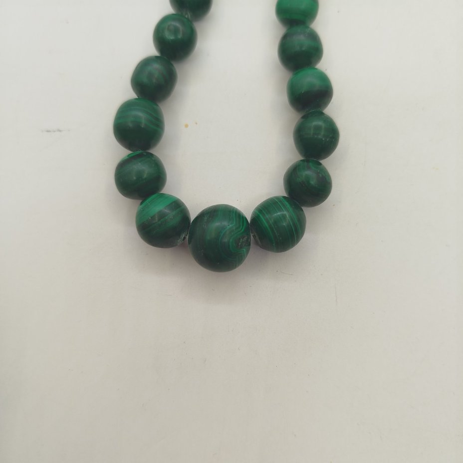 Бусы с бусинами округлой формы