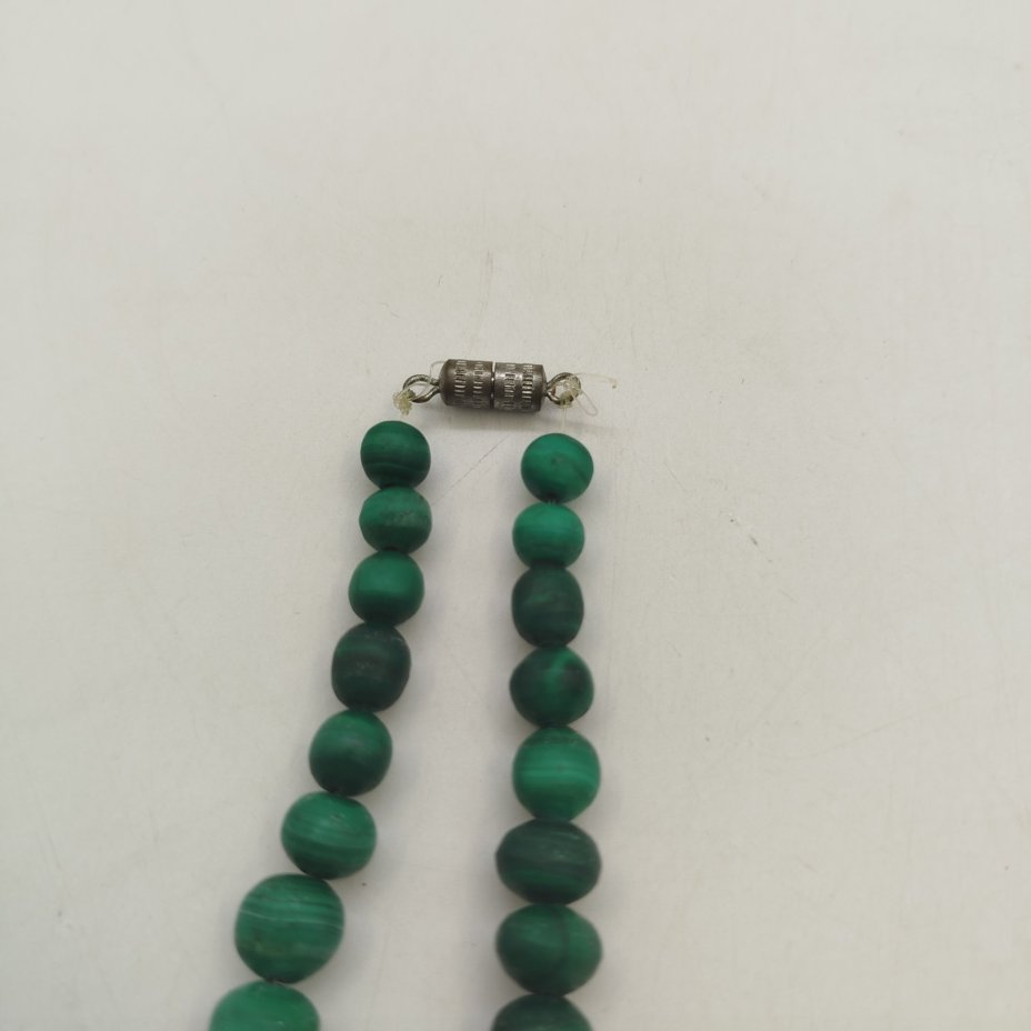 Бусы с бусинами округлой формы