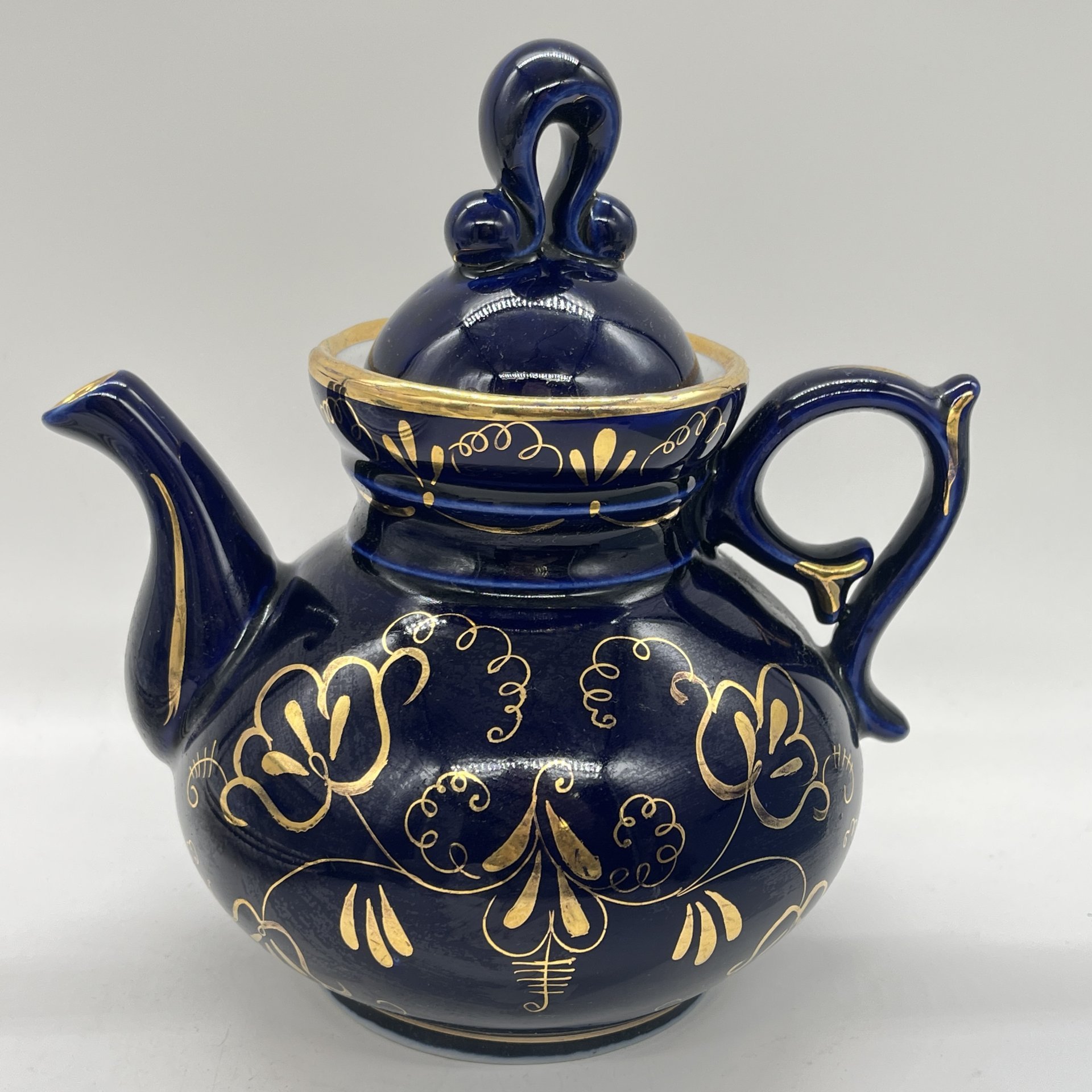 Чайник заварочный с расписным растительным декором (крышка в подборе), фарфор, кобальт, золочение, роспись, Объединение «Гжель», СССР, 1972-1985 гг.
