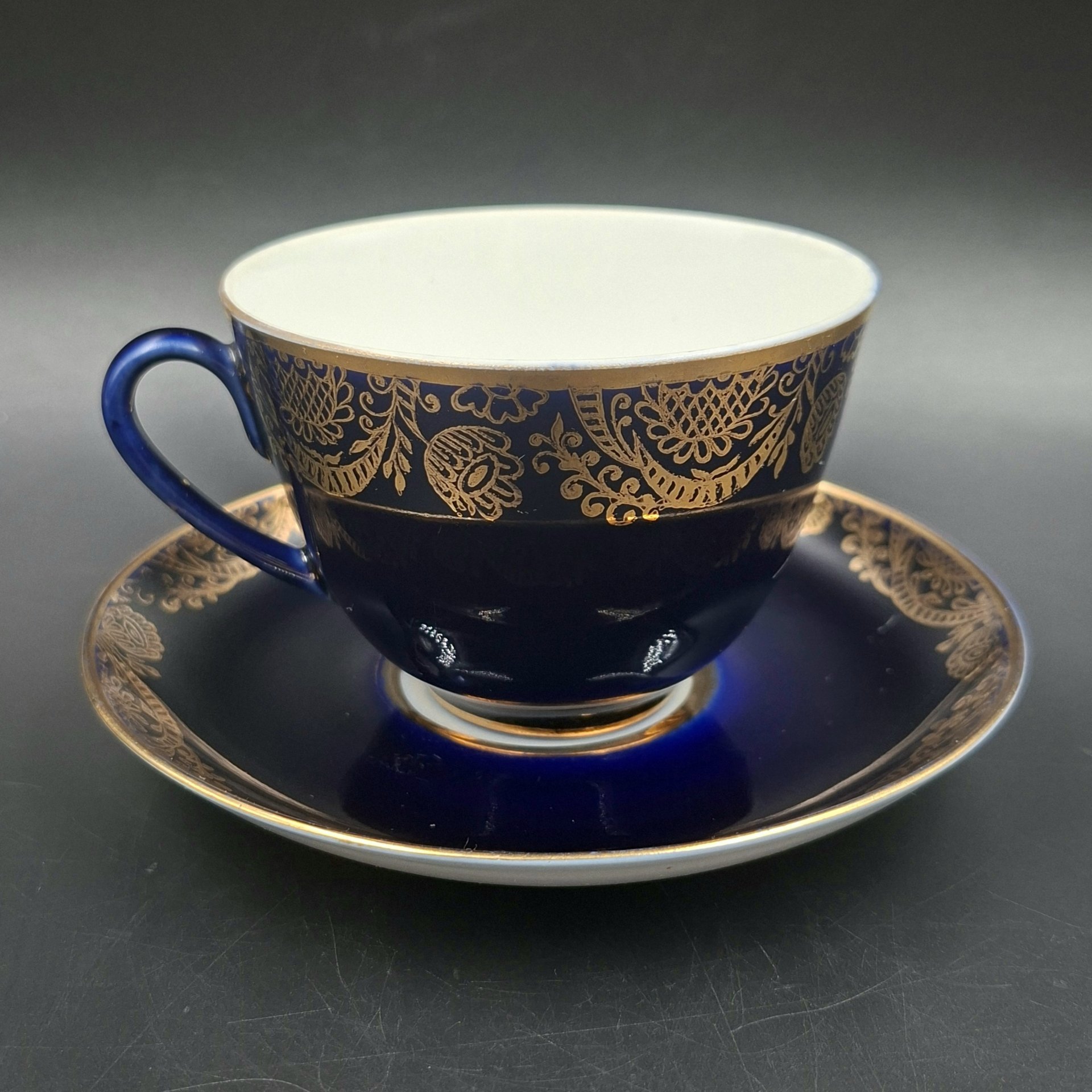 Пара чайная "8 марта", фарфор, крытье кобальтом, золочение, Ленинградский фарфоровый завод (ЛФЗ), СССР, 1970-1992 гг.