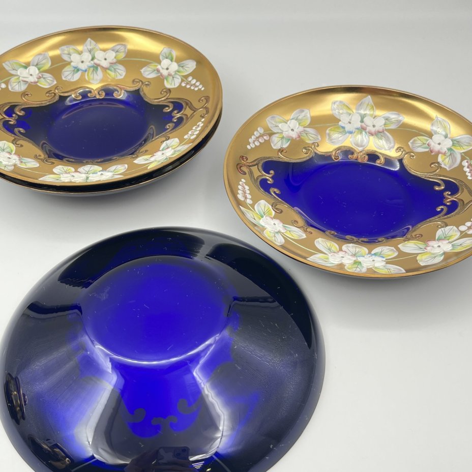 Набор розеток (блюдец) на 4 персоны, насыщенно-синего оттенка, с лепным декором в виде цветов