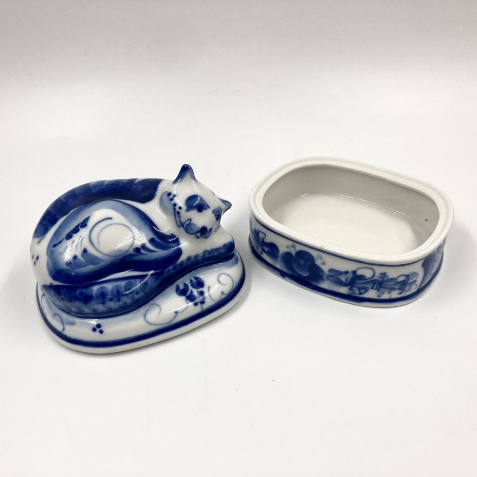 Шкатулка/ёмкость для хранения "Дрёма", фарфор, роспись, Объединение «Гжель», Россия, 1991-2015 гг., Объединение «Гжель»