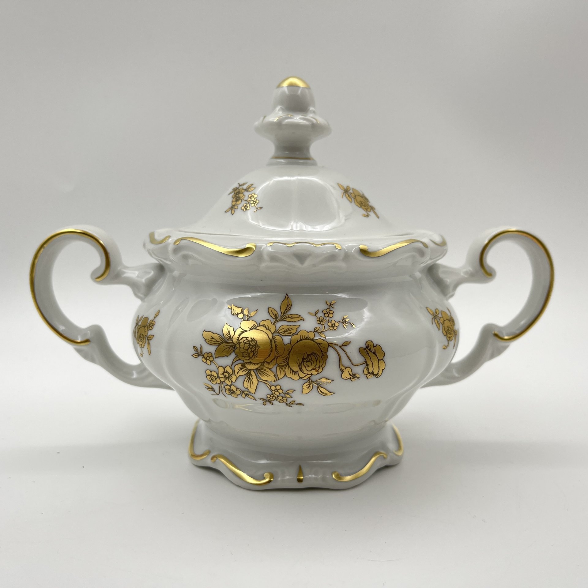 Сахарница, украшенная цветочным декором, серия "Katharina", фарфор, золочение, Weimar Porzellan (Веймарский фарфор), ГДР, 1950-1980 гг.