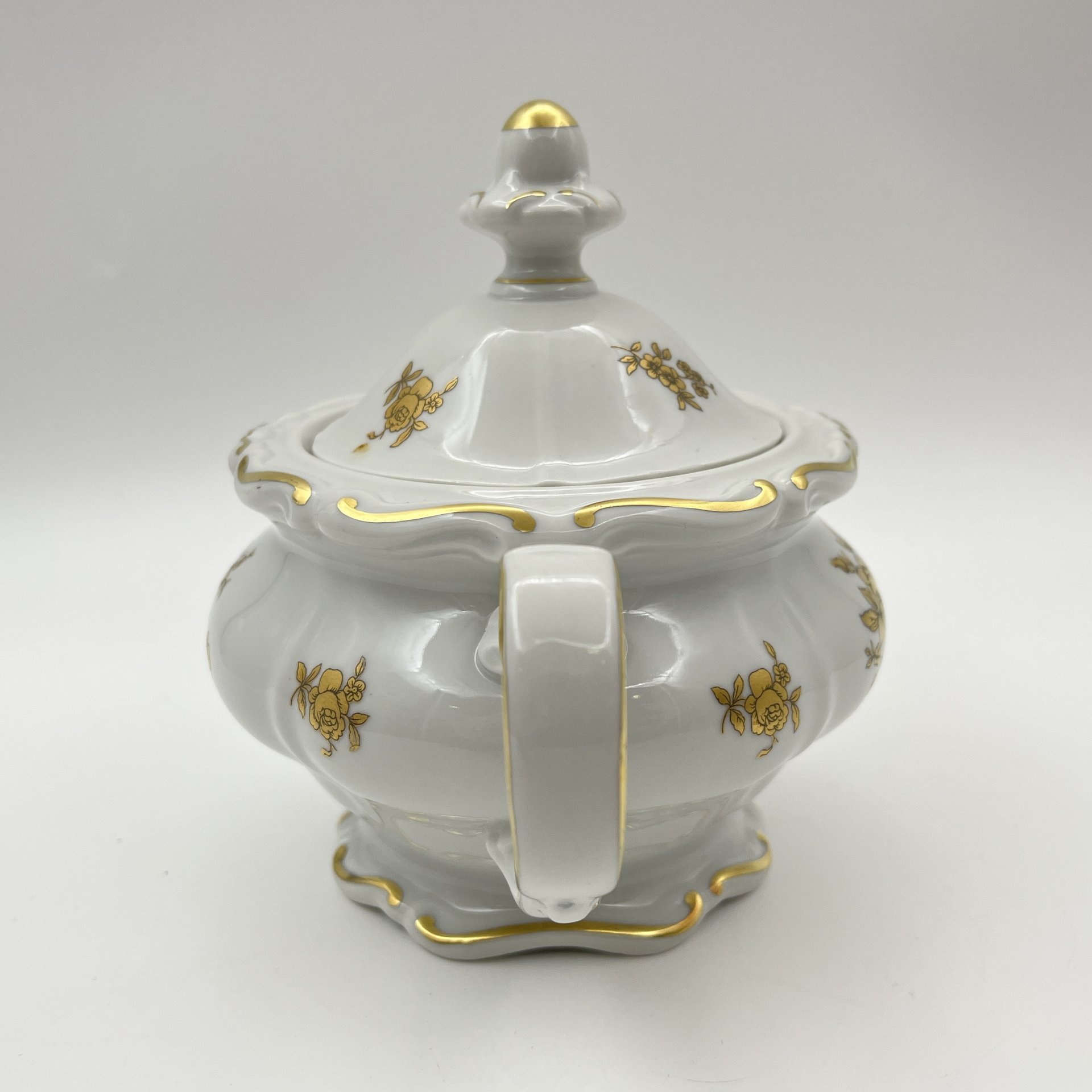 Сахарница, украшенная цветочным декором, серия "Katharina", фарфор, золочение, Weimar Porzellan (Веймарский фарфор), ГДР, 1950-1980 гг.