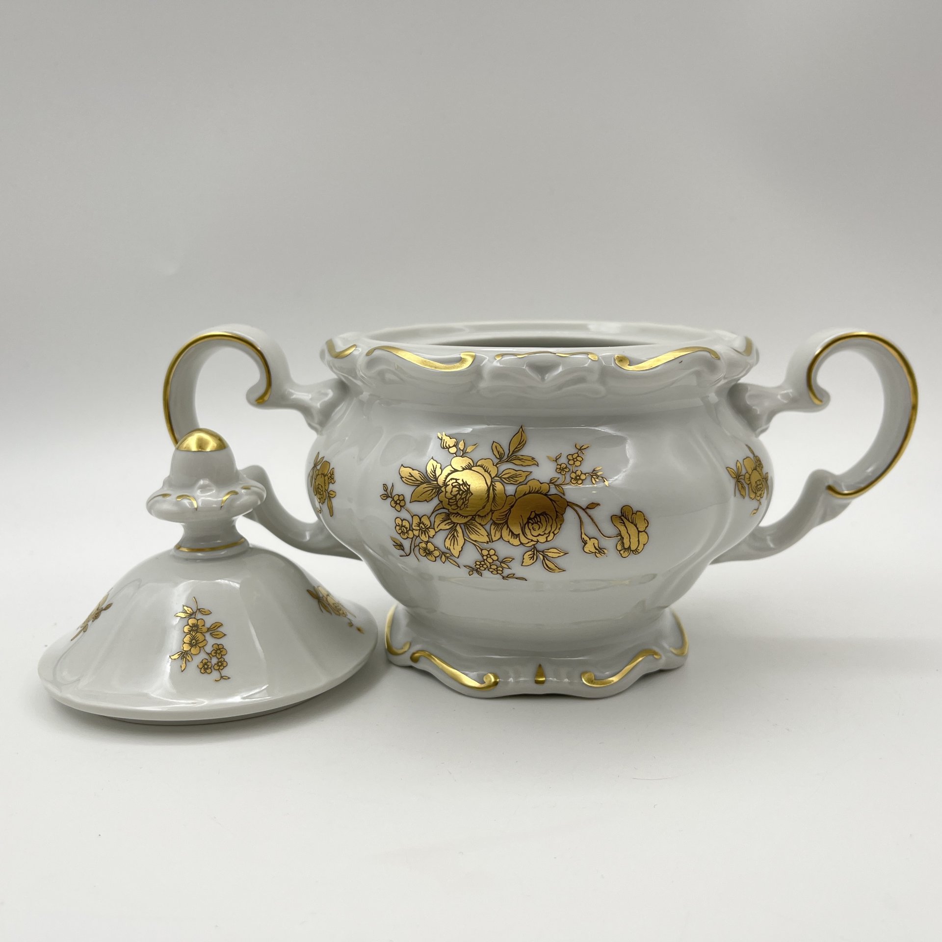 Сахарница, украшенная цветочным декором, серия "Katharina", фарфор, золочение, Weimar Porzellan (Веймарский фарфор), ГДР, 1950-1980 гг.