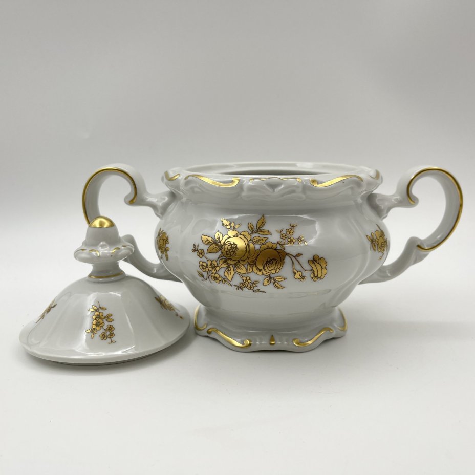 Сахарница, украшенная цветочным декором, серия "Katharina", фарфор, золочение, Weimar Porzellan (Веймарский фарфор), ГДР, 1950-1980 гг.
