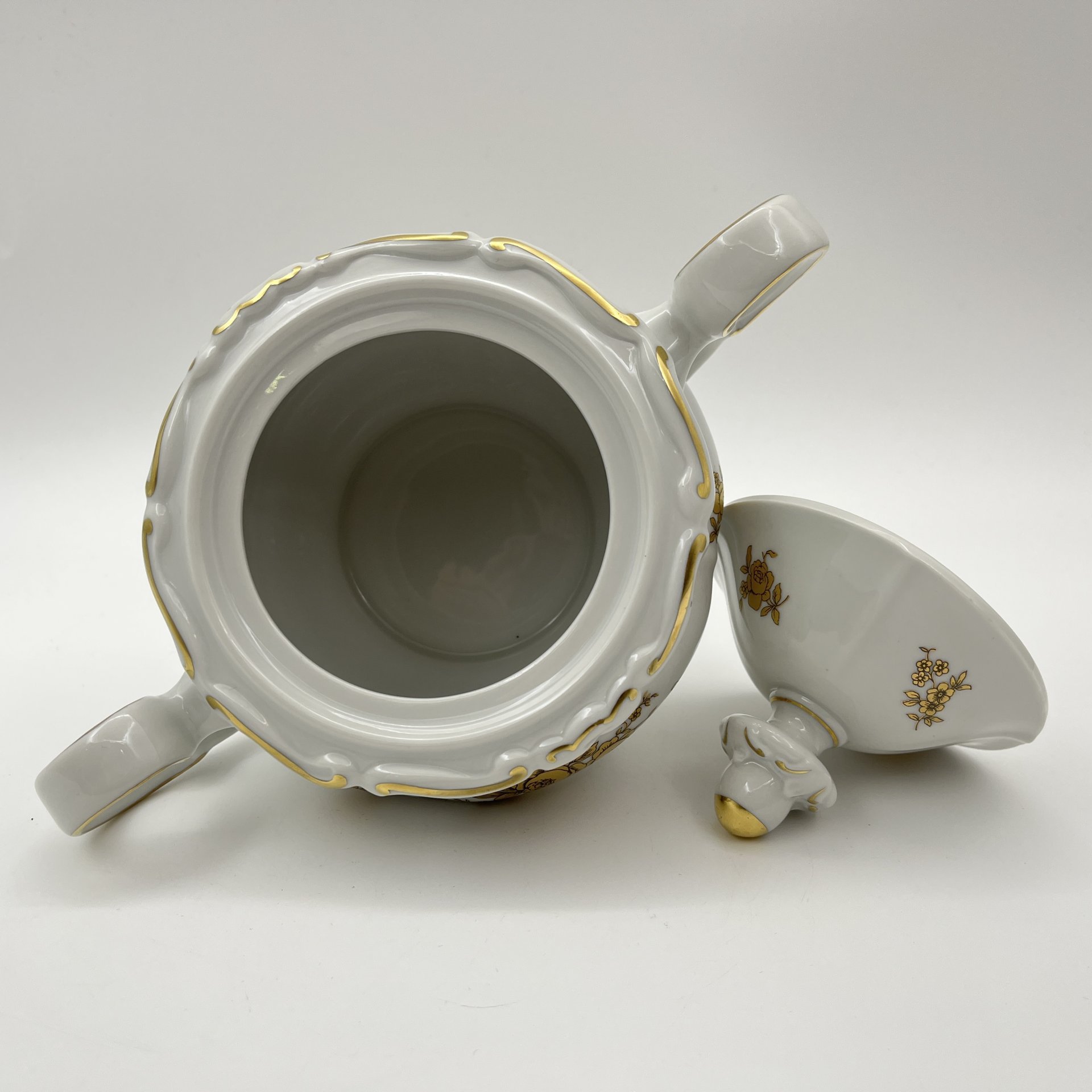 Сахарница, украшенная цветочным декором, серия "Katharina", фарфор, золочение, Weimar Porzellan (Веймарский фарфор), ГДР, 1950-1980 гг.