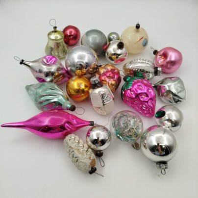 Набор подвесных елочных игрушек различных форм и расцветок (22 шт.)