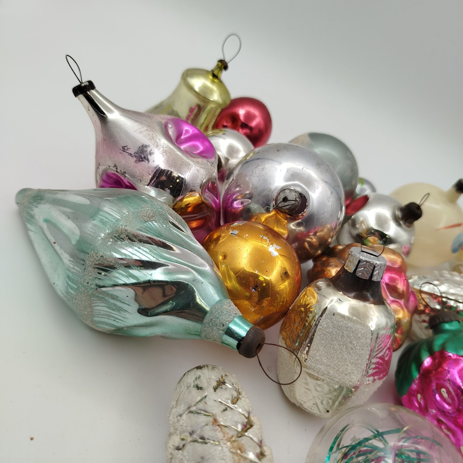 Набор подвесных елочных игрушек различных форм и расцветок (22 шт.)