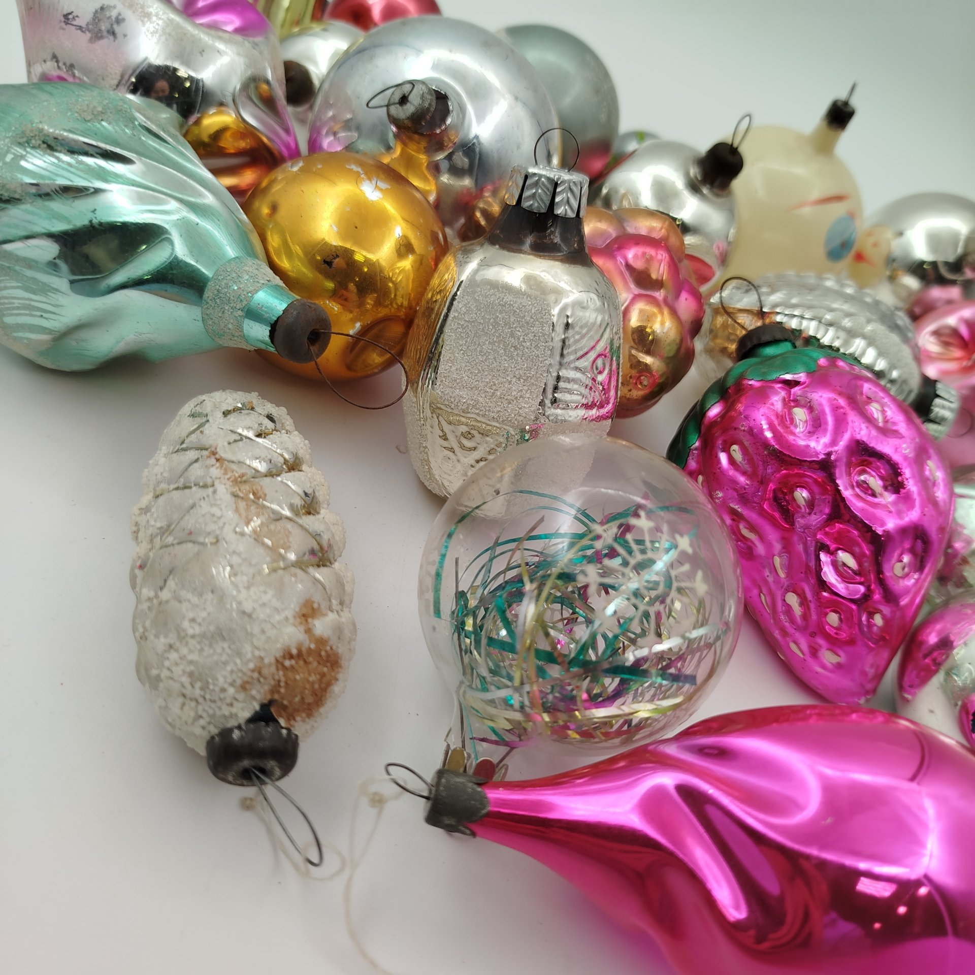 Набор подвесных елочных игрушек различных форм и расцветок (22 шт.)