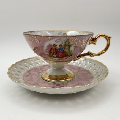 Чайная пара в бело-розовых тонах "Галантная сцена"  с прорезным бортом на блюдце, фарфор, люстр, крытье, золочение, люстр, 1960-1970 гг.