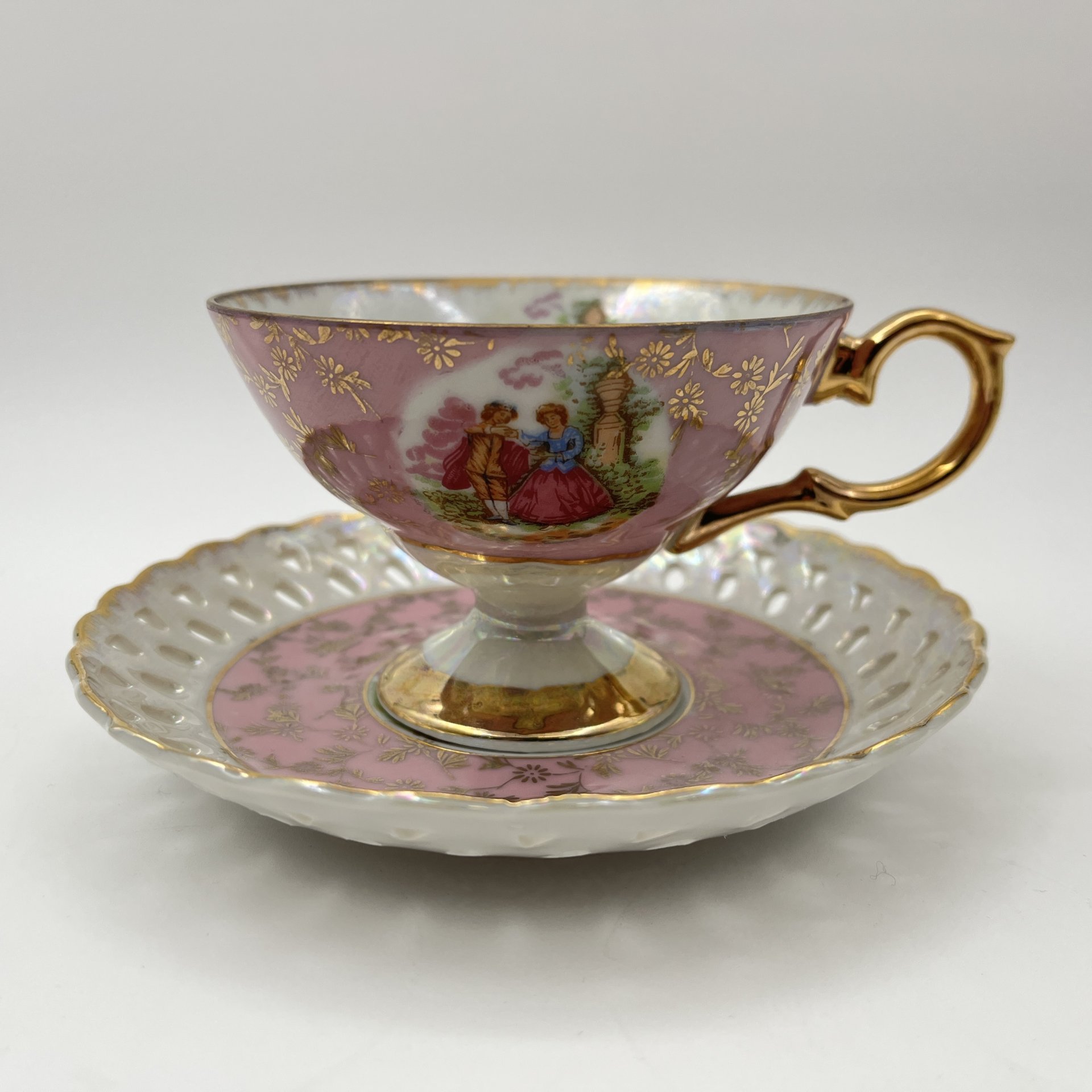 Чайная пара в бело-розовых тонах "Галантная сцена"  с прорезным бортом на блюдце, фарфор, люстр, крытье, золочение, люстр, 1960-1970 гг.