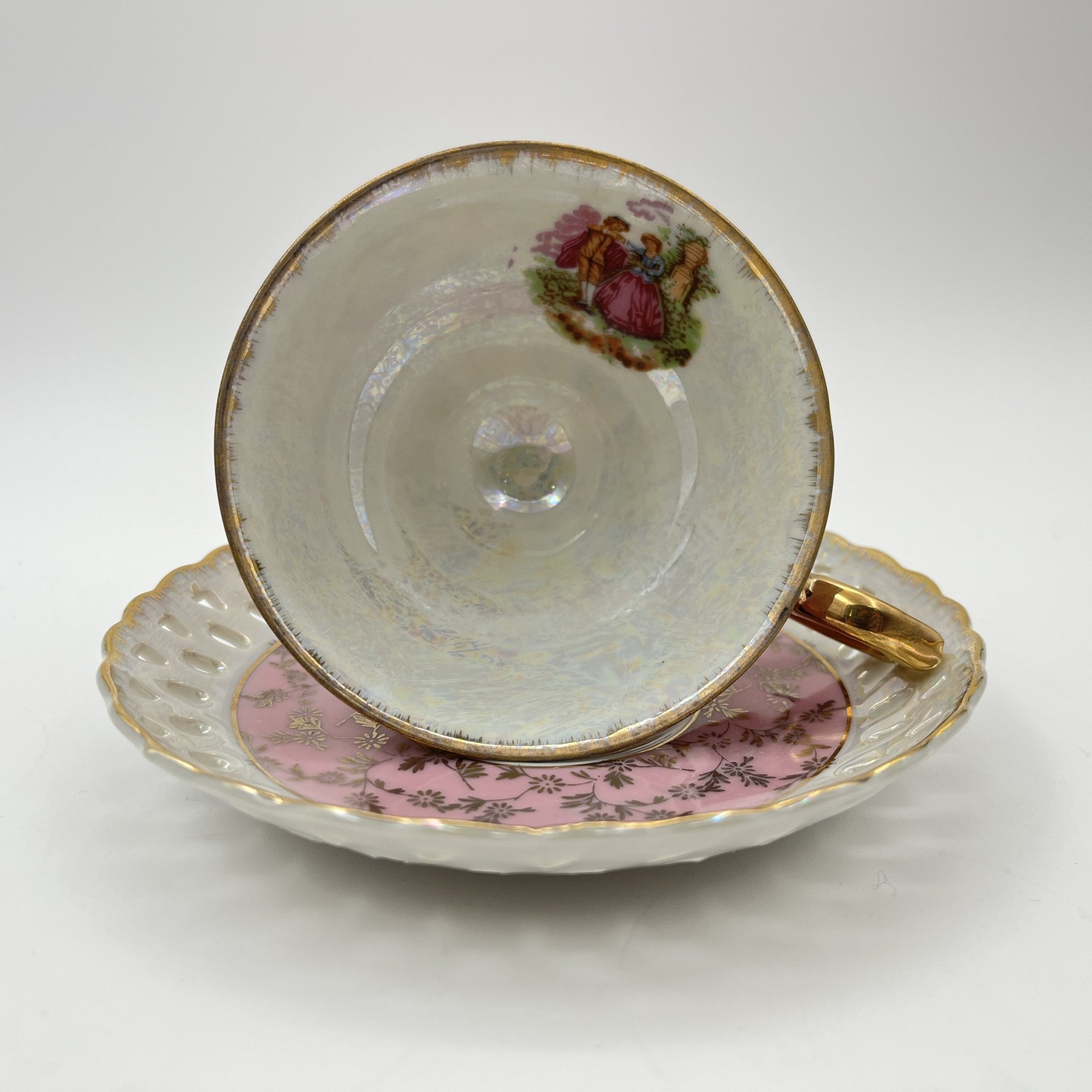 Чайная пара в бело-розовых тонах "Галантная сцена"  с прорезным бортом на блюдце, фарфор, люстр, крытье, золочение, люстр, 1960-1970 гг.