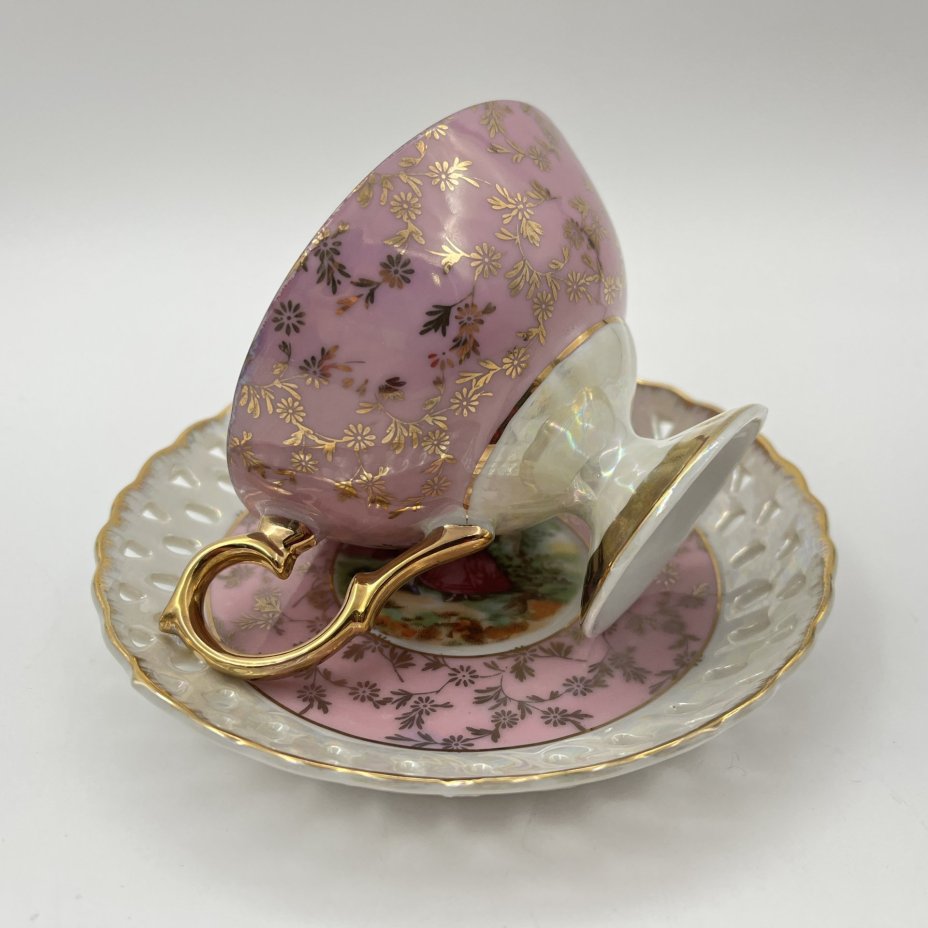 Чайная пара в бело-розовых тонах "Галантная сцена"  с прорезным бортом на блюдце