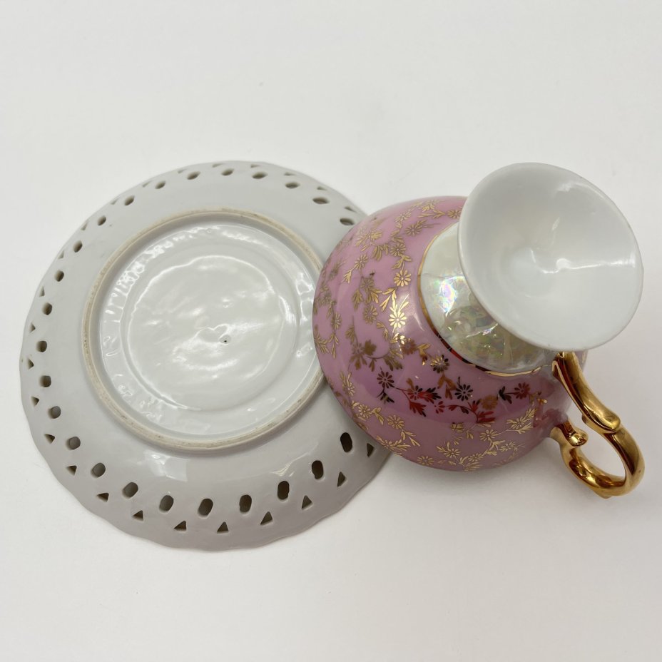 Чайная пара в бело-розовых тонах "Галантная сцена"  с прорезным бортом на блюдце