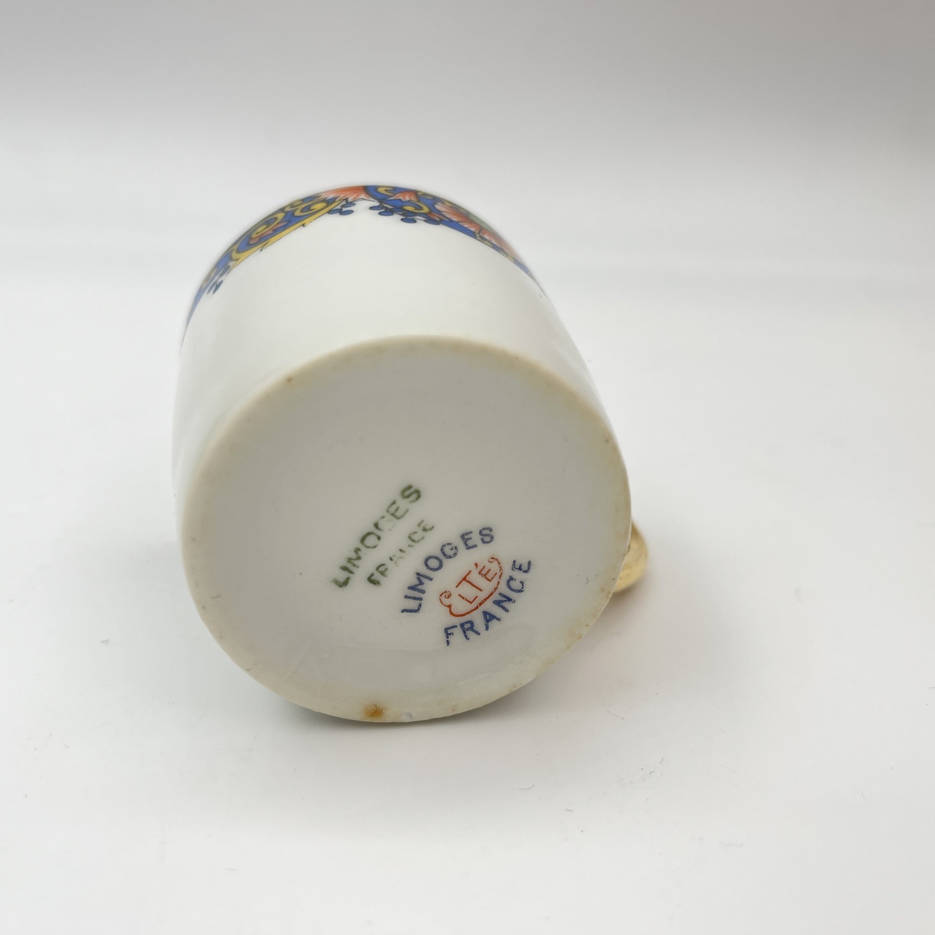 Чашка кофейная, украшенная растительным декором, форма "Литрон", Limoges Elte', фарфор, деколь, золочение, Франция, 1920-1940 гг.