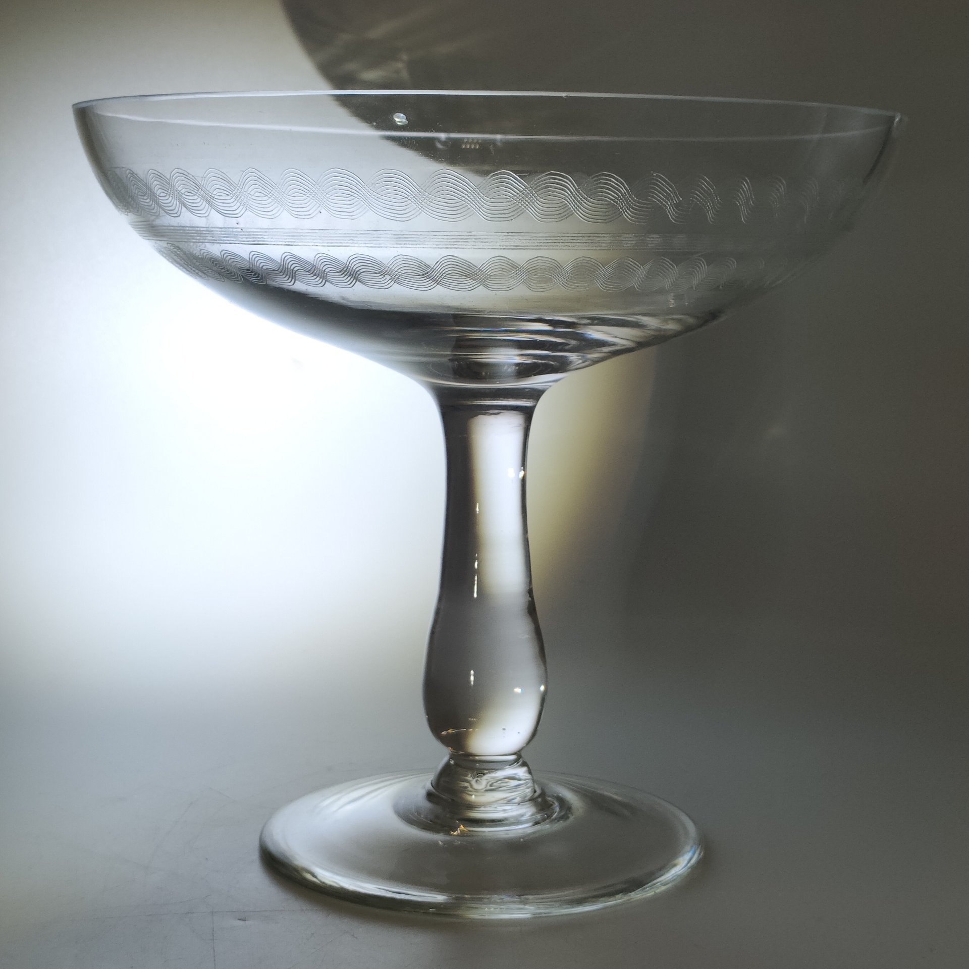 Фруктовница на ножке с орнаментальным декором, стекло, травление (пантография), Россия, 1910-1950 гг.