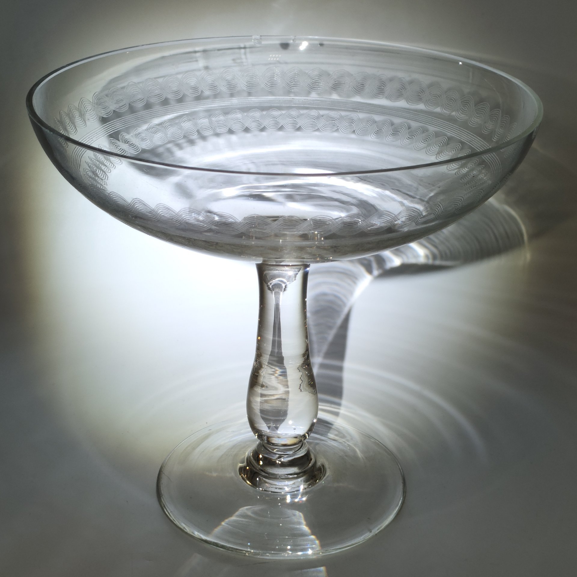 Фруктовница на ножке с орнаментальным декором, стекло, травление (пантография), Россия, 1910-1950 гг.