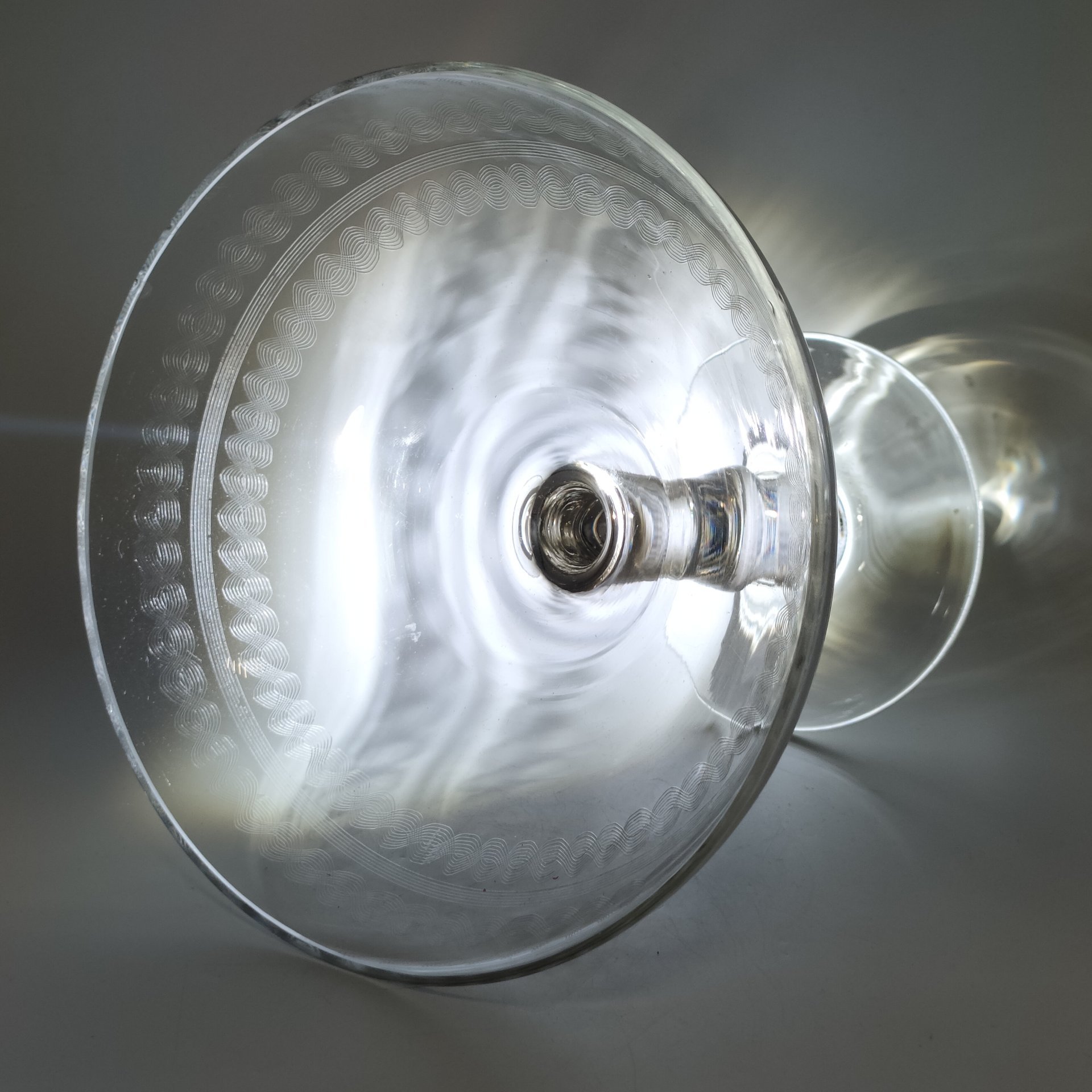 Фруктовница на ножке с орнаментальным декором, стекло, травление (пантография), Россия, 1910-1950 гг.