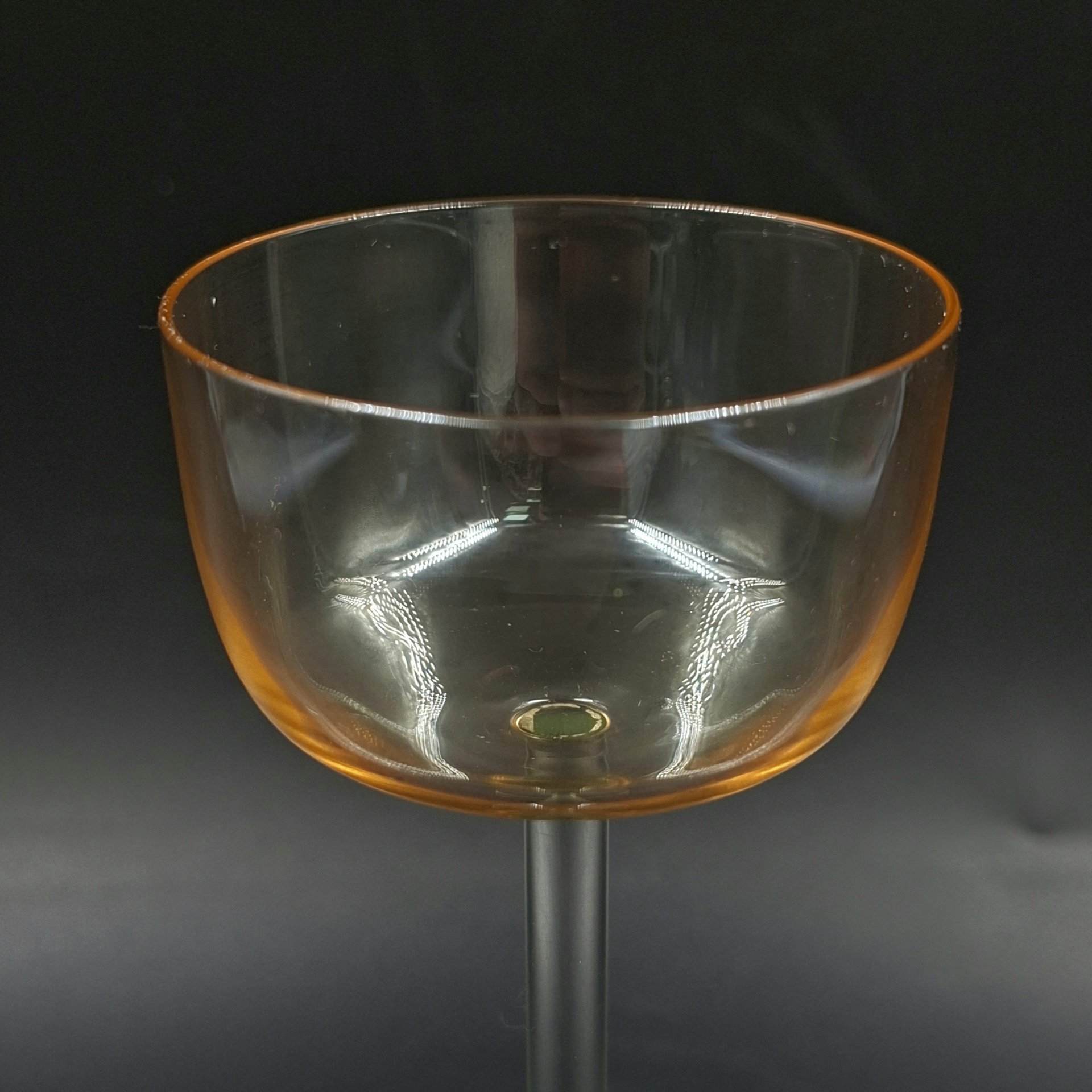 Рюмка желтого оттенка, цветное стекло, Калининский стекольный завод «Тверис», СССР, 1970-1980 гг.