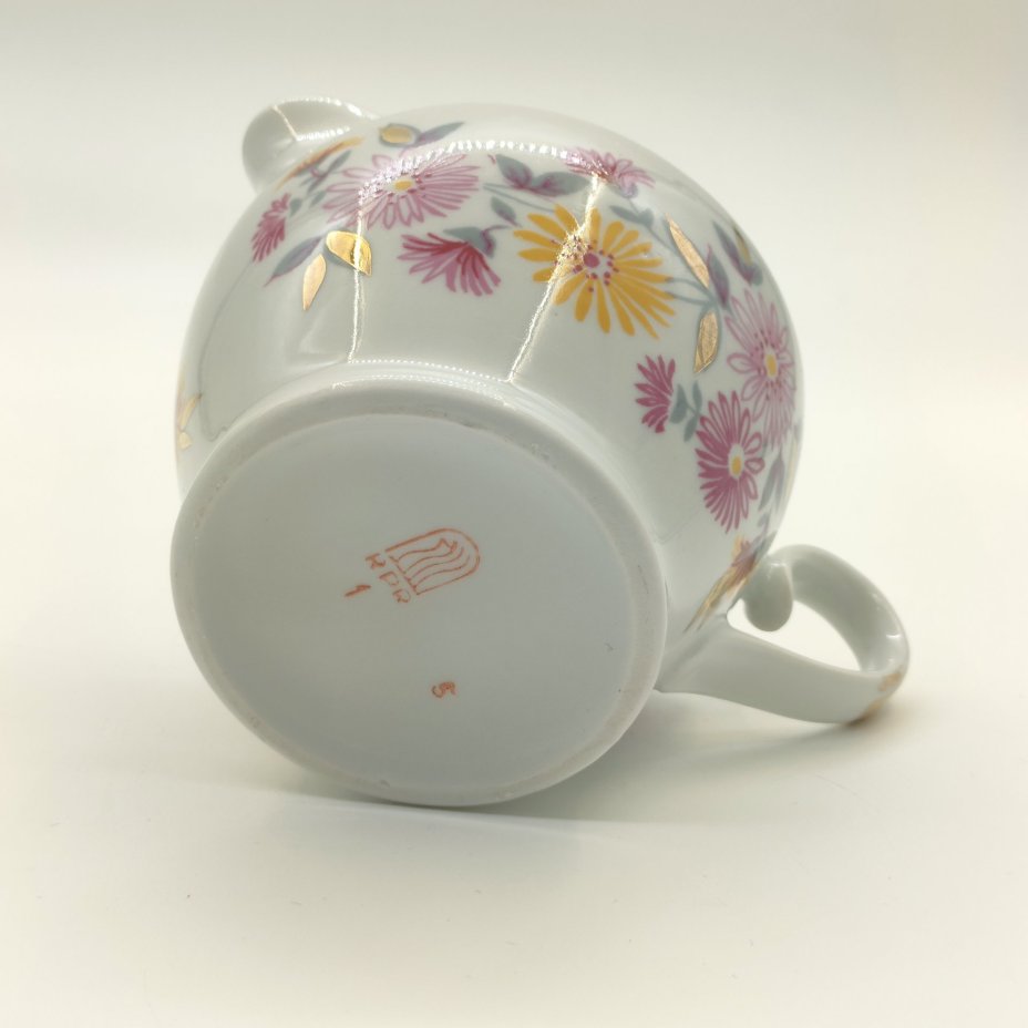 Молочник с цветочным декором, фарфор, золочение, деколь, Рижский фарфорово-фаянсовый завод, СССР, 1970-1980 гг.