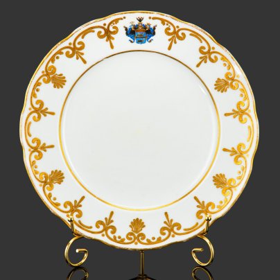Тарелка обеденная с гербом рода графов Паниных, фарфор, роспись, золочение, Императорский фарфоровый завод (ИФЗ), Российская империя, 1825-1855 гг.