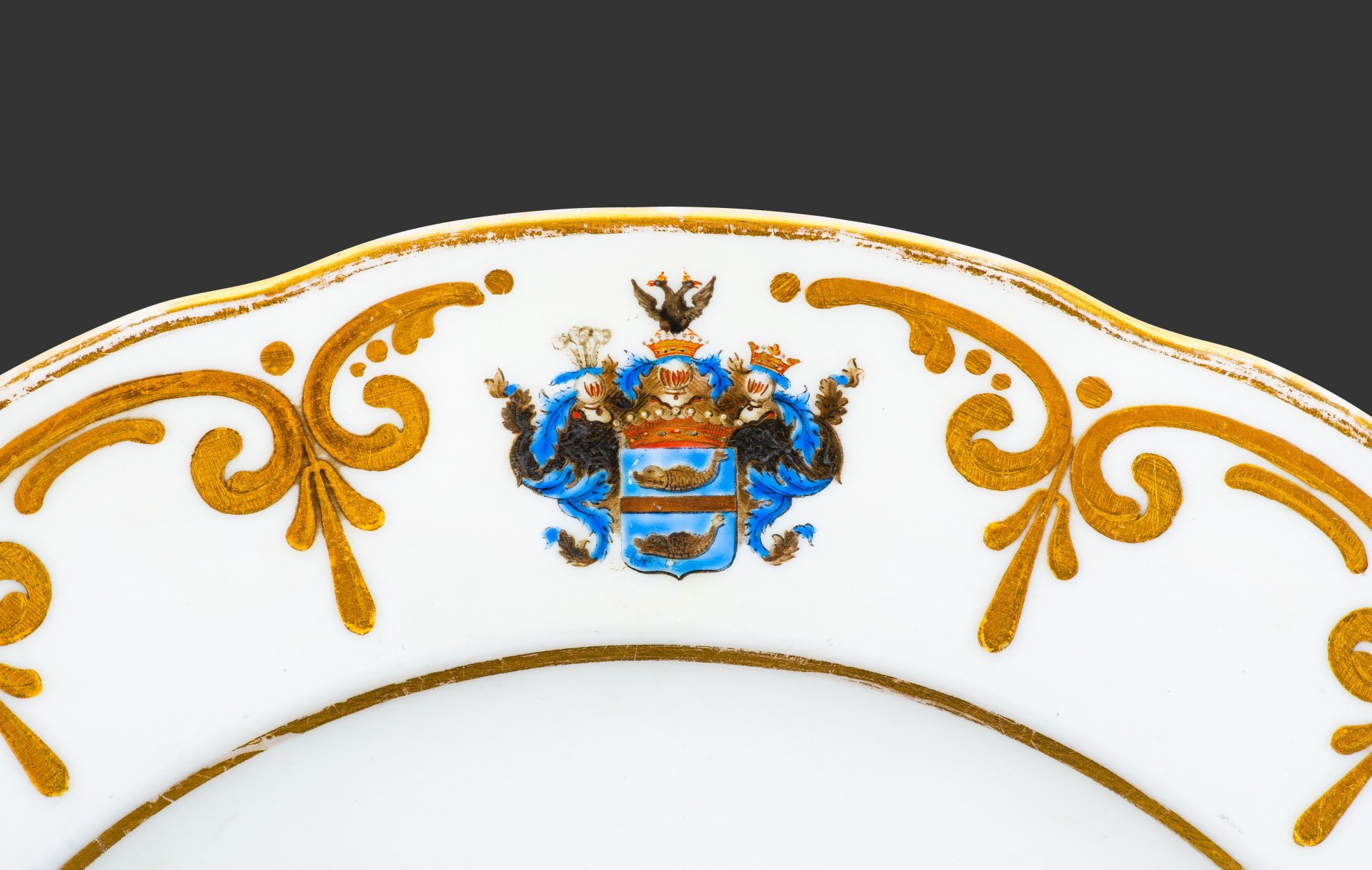 Тарелка обеденная с гербом рода графов Паниных, фарфор, роспись, золочение, Императорский фарфоровый завод (ИФЗ), Российская империя, 1825-1855 гг.