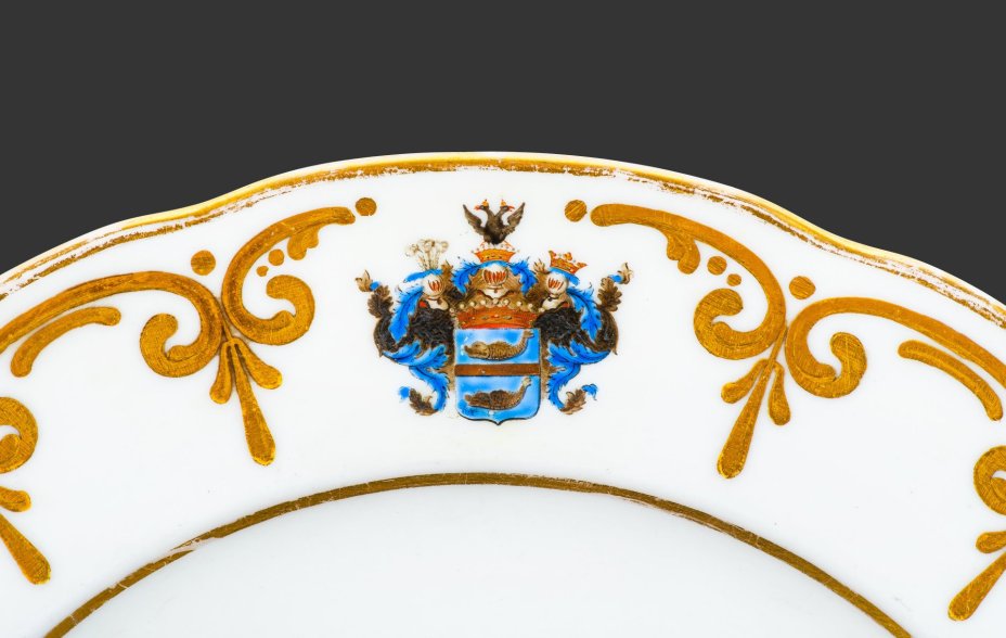 Тарелка обеденная с гербом рода графов Паниных, фарфор, роспись, золочение, Императорский фарфоровый завод (ИФЗ), Российская империя, 1825-1855 гг.