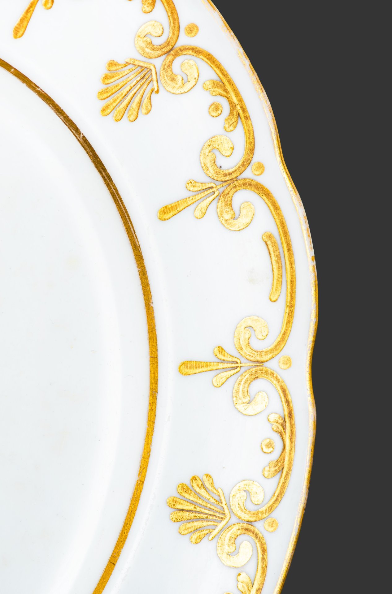 Тарелка обеденная с гербом рода графов Паниных, фарфор, роспись, золочение, Императорский фарфоровый завод (ИФЗ), Российская империя, 1825-1855 гг.