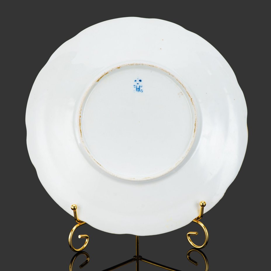 Тарелка обеденная с гербом рода графов Паниных, фарфор, роспись, золочение, Императорский фарфоровый завод (ИФЗ), Российская империя, 1825-1855 гг.