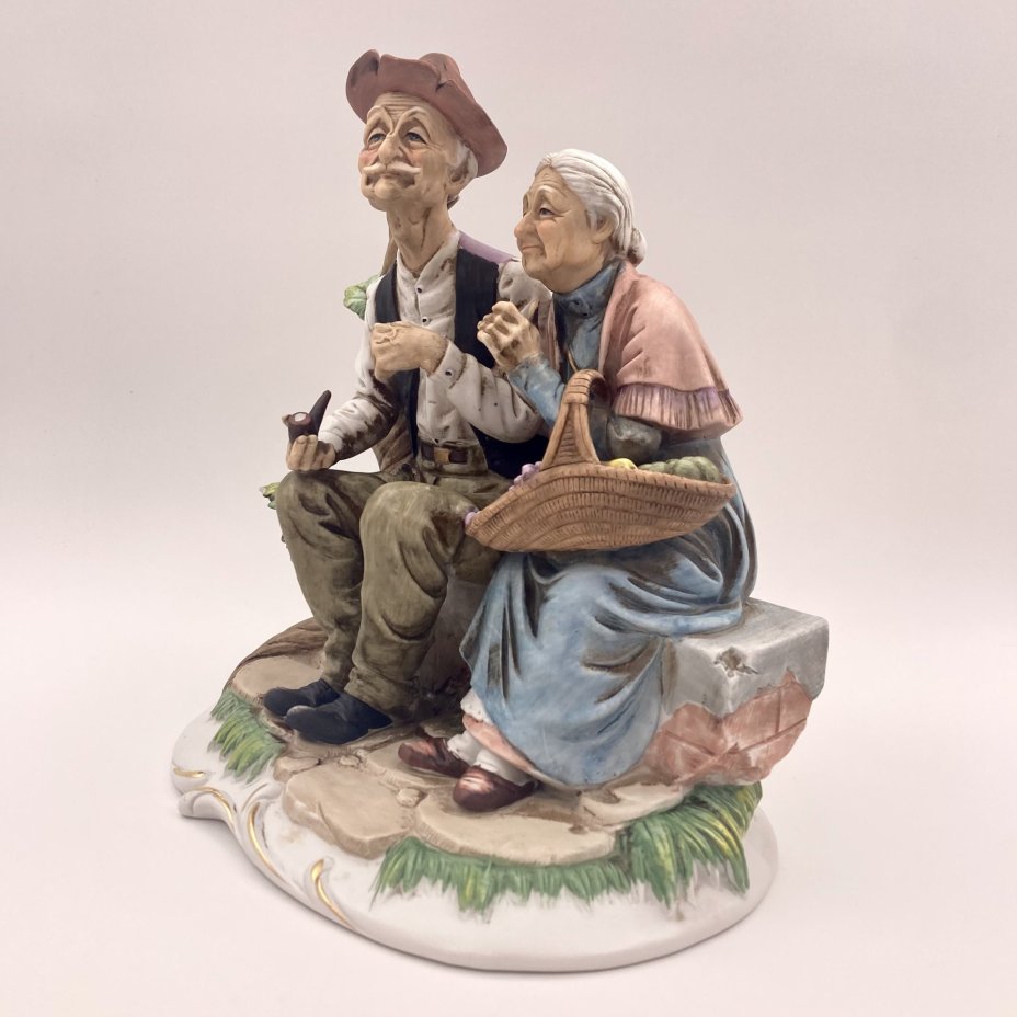 Скульптурная композиция в стилистике Capodimonte "Дедушка и бабушка" ("Пожилая пара"), фаянс, роспись, золочение, Италия, 1970-1990 гг.