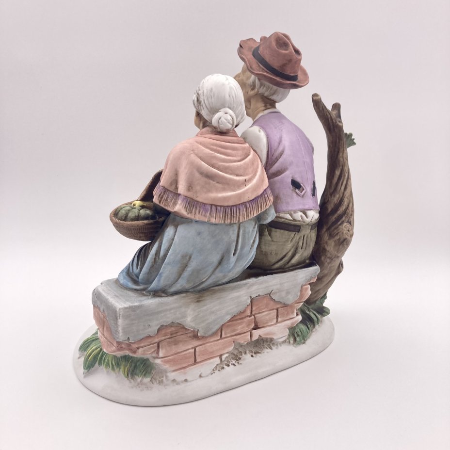 Скульптурная композиция в стилистике Capodimonte "Дедушка и бабушка" ("Пожилая пара"), фаянс, роспись, золочение, Италия, 1970-1990 гг.